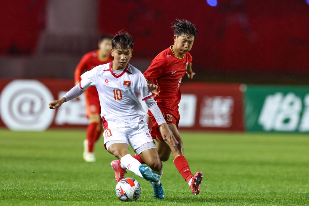 豪宅风波后，全红婵带伤赴新疆滑雪，再次陷入争议，樊振东说对了