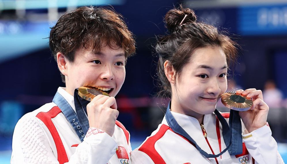 NBA：勇士主场险胜小牛